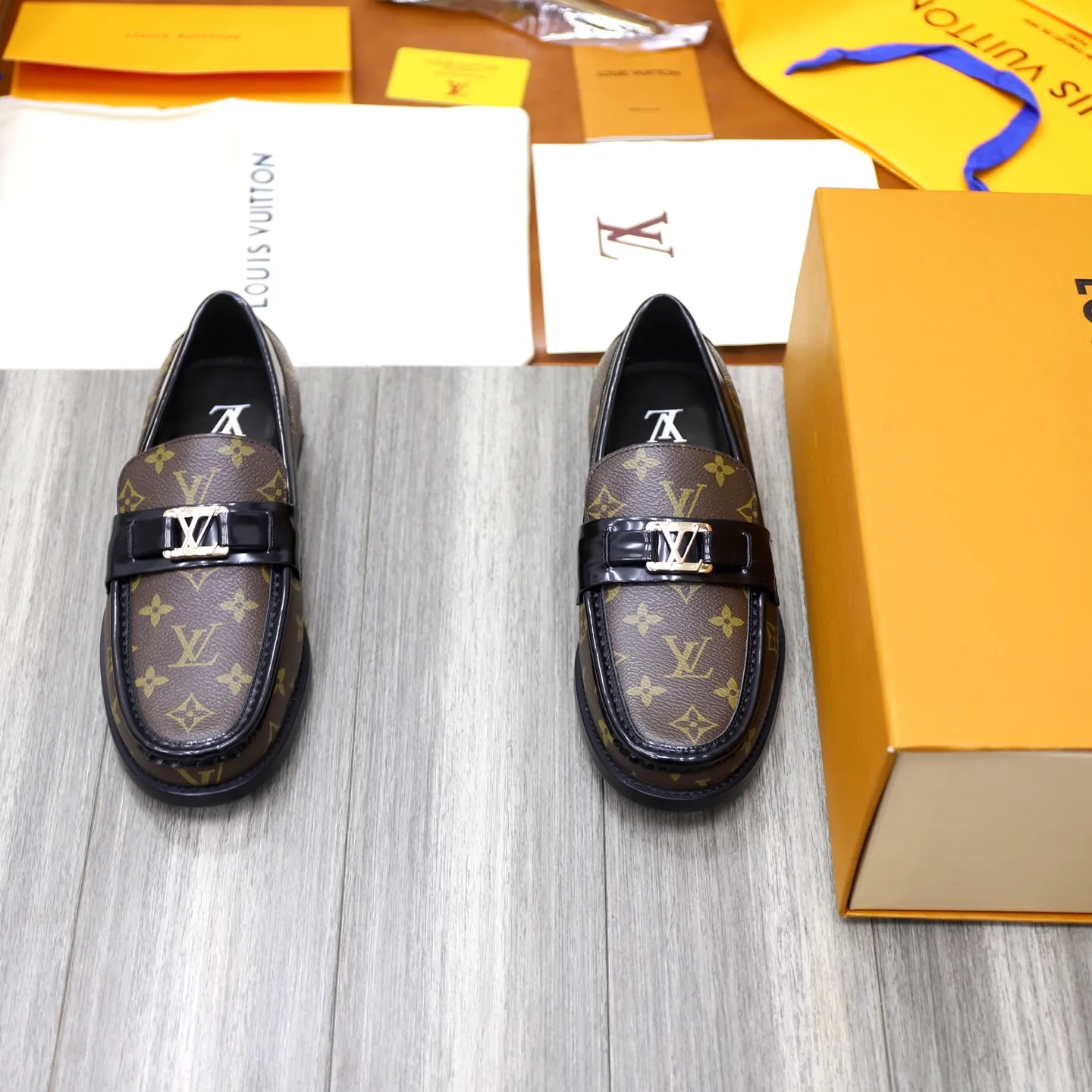 Men's shoes 💰: 💰900LV Louis Vuitton slip-on loafers, top quality products produced in Dongguan, ready for sale! This LV Glove loafer is made of selected soft cowhide, with a slightly wrinkled leather surface and a very high-end texture. Each pair is unique. The leather surface is light and soft, with a fine texture and good luster. It is a classic loafer style, with exquisite handmade mark stitching on the toe, and a square toe configuration to highlight the classic style. The horizontal band has hot-printed LV three-dimensional letters, semi-solid handcrafts and a genuine leather outsole, and a rubber patch on the heel to create wear-resistant performance and comfort. One of the must-have loafers for men! Comes with full original packaging! Code number: 38-39-40-41-42-43-44 (38, 45, 46 customized) standard leather shoe code